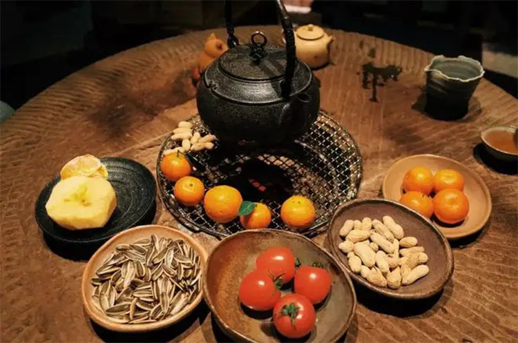 圍爐煮茶：起一爐火，煮兩碗茶，聊三餐四季，話五谷豐登(圖1)